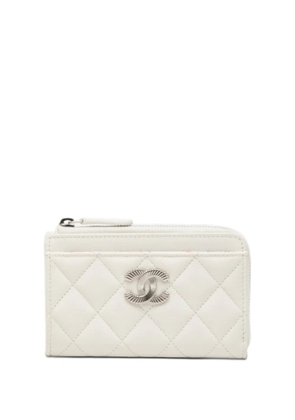 CHANEL Pre-Owned 2021-2025 CC Quilted Caviar Zip Around Coin and card holder - White