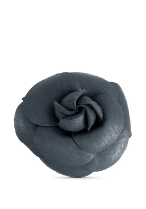 CHANEL Pre-Owned 1970-1980 Abaca Camellia Brooch costume brooch - Blue