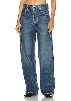 Citizens of Humanity Ayla Baggy Cuffed Crop Jeans in Brielle - Denim-Medium. Size 24 (also in ).