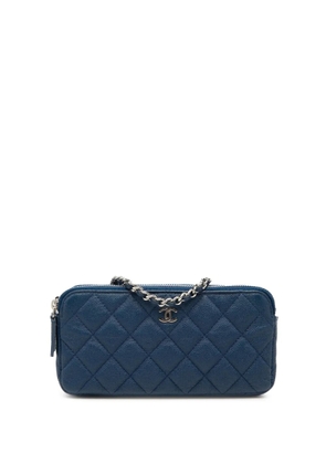 CHANEL Pre-Owned 2018 Small Quilted Caviar Clutch With Chain crossbody bag - Blue