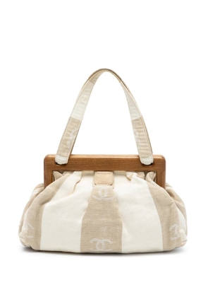 CHANEL Pre-Owned 2004-2005 Canvas Wooden Clam Shell handbag - White