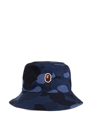 A BATHING APE® logo-patch camouflage-print bucket hat - Blue