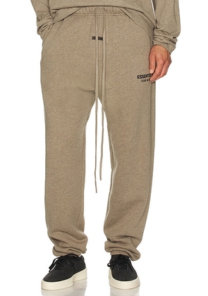 Fear of God ESSENTIALS Classic Fit Fleece Sweatpant in Homestead Heather - Neutral. Size L (also in M, S, XL/1X, XXL/2X).