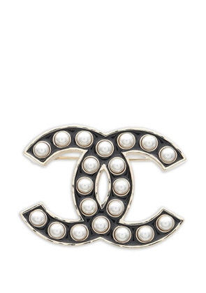 CHANEL Pre-Owned 1986-1988 pearl brooch - Gold