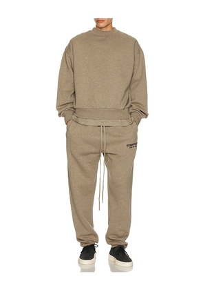 Fear of God ESSENTIALS Classic Fit Fleece Sweatpant in Neutral. Size XS. Also in S, M, L, XL/1X, XXL/2X.