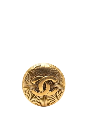 CHANEL Pre-Owned 1970-1980 CC Gold Plated Round Brooch costume brooch