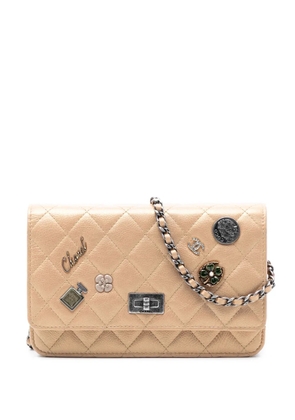 CHANEL Pre-Owned 2014-2015 Quilted Aged Calfskin Reissue 2.55 Lucky Charms Wallet On Chain crossbody bag - Neutrals