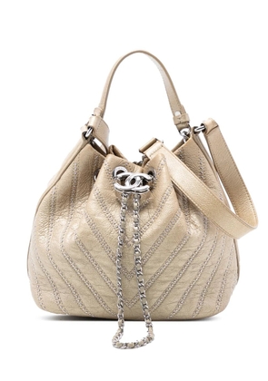CHANEL Pre-Owned 2017-2018 Small Chevron Calfskin Stud Wars Drawstring Bucket Bag satchel - Neutrals