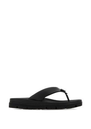 Prada triangle-logo flip flops - Black