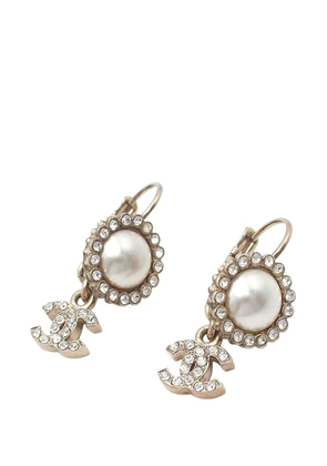 CHANEL Pre-Owned 2016 CC Gold Plated Faux Pearl Strass Clip On Earrings costume earrings