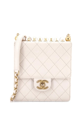 CHANEL Pre-Owned Chic Pearls Flap Bag Quilted Goatskin with Acrylic Beads Mini crossbody bag - White