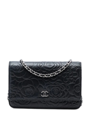 CHANEL Pre-Owned 2014-2015 CC Embossed Lambskin Camellia Wallet On Chain crossbody bag - Black