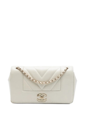 CHANEL Pre-Owned 2017-2018 Medium Chevron Sheepskin Mademoiselle Vintage Flap crossbody bag - White