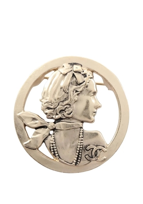 CHANEL Pre-Owned 1986-1988 Mademoiselle round mark brooch - Gold
