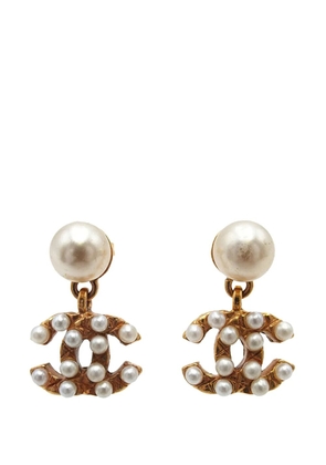 CHANEL Pre-Owned 2003 CC Gold Plated Faux Pearl Drop Push Back Earrings costume earrings