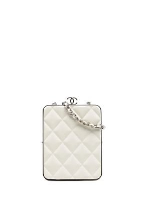 CHANEL Pre-Owned 2021 Lambskin and Acrylic Kiss Clutch with Chain crossbody bag - White
