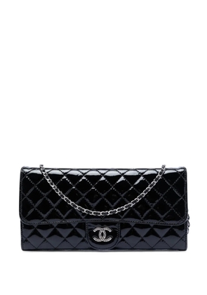 CHANEL Pre-Owned 2010-2011 Quilted Patent Brilliant East West Flap Clutch with Chain shoulder bag - Black