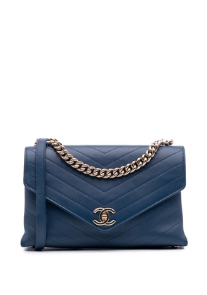 CHANEL Pre-Owned 2018-2019 Medium Calfskin Coco Chevron Envelope Flap satchel - Blue