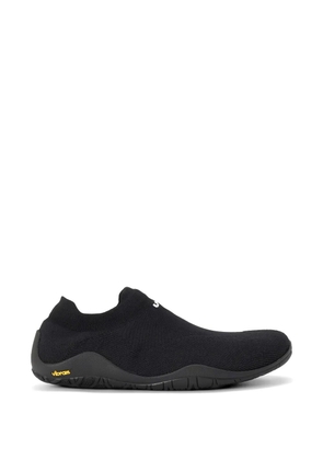 UYN Dunia logo-detail slip-on sneakers - Black