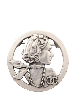 CHANEL Pre-Owned 1986-1988 Mademoiselle coco-mark brooch - Silver
