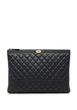 CHANEL Pre-Owned 2019 Large Quilted Caviar Boy O Case clutch bag - Blue