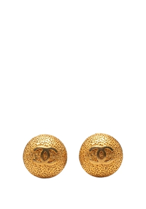 CHANEL Pre-Owned 1996 CC Gold Plated Textured Dome Clip On Earrings costume earrings