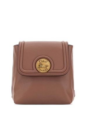 Chloé logo-plaque leather backpack - Brown