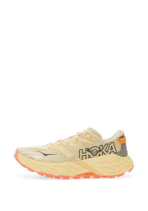 HOKA Speedgoat 7 logo-lettering sneakers - Neutrals