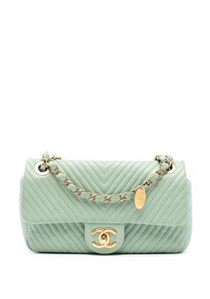 CHANEL Pre-Owned 2015-2016 Small Chevron Wrinkled Calfskin Medallion Charm Surpique Flap shoulder bag - Green