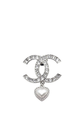 CHANEL Pre-Owned 2023 CC Silver Plated Crystals Faux Pearl Drop Back Pin Brooch costume brooch