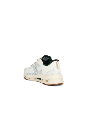 On x Zendaya Cloudzone Moon in White. Size 10. Also in 7, 7.5, 8, 8.5, 9, 9.5, 10.5, 11, 11.5, 12, 12.5, 13.