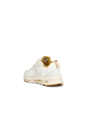 On x Zendaya Cloudzone Moon in White. Size 10. Also in 7, 7.5, 8, 8.5, 9, 9.5, 10.5, 11, 11.5, 12, 13.