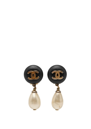 CHANEL Pre-Owned 1996 CC Gold Plated Resin and Faux Pearl Drop Clip On Earrings costume earrings - White
