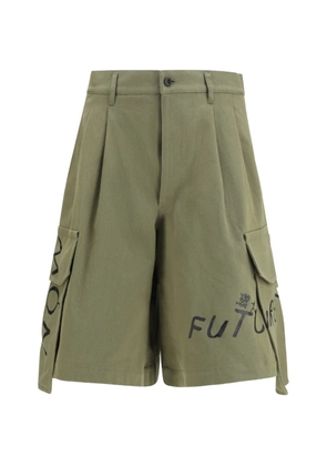 Comme Des Garçons Shirt x Dan Perjovschi slogan-print cargo shorts - Green