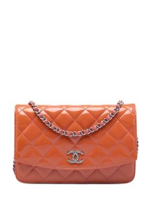 CHANEL Pre-Owned 2010-2011 CC Quilted Patent Brilliant Wallet On Chain crossbody bag - Orange