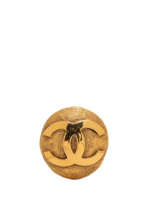 CHANEL Pre-Owned 1980-1990 CC Gold Plated Round Pin Brooch costume brooch