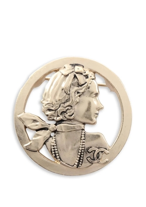 CHANEL Pre-Owned 1986-1988 Mademoiselle round mark brooch - Gold