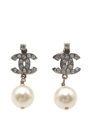 CHANEL Pre-Owned 2006 CC Gold Plated Strass Faux Pearl Drop Push Back Earrings costume earrings