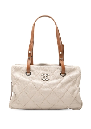 CHANEL Pre-Owned 2011 Glazed Calfskin On the Road tote bag - White