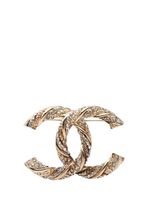 CHANEL Pre-Owned 2014 Gold Plated Twisted CC Crystal Pin Brooch costume brooch
