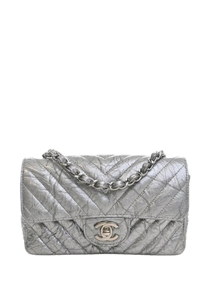 CHANEL Pre-Owned 2018 Mini Rectangular Classic Chevron Metallic Crumpled Calfskin Single Flap crossbody bag - Silver