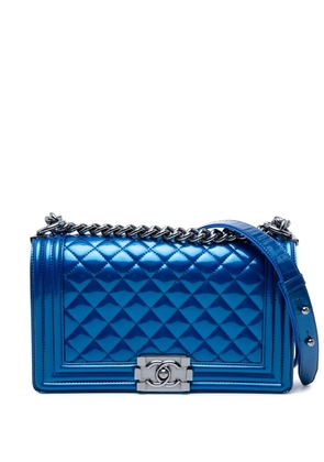 CHANEL Pre-Owned 2014 Old Medium Quilted Metallic Patent Boy Flap crossbody bag - Blue