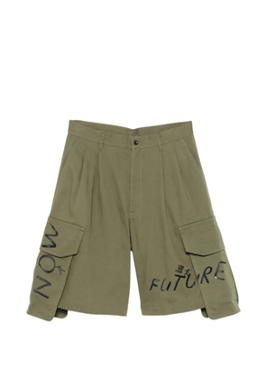 Comme Des Garçons Shirt slogan-print cargo shorts - Green