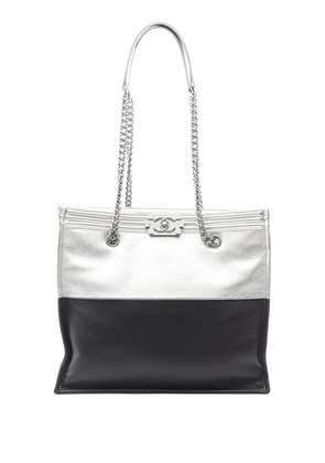 CHANEL Pre-Owned 2015-2016 Large Bicolor Metallic Goatskin and Calfskin Boy tote bag - Silver
