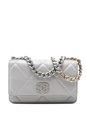 CHANEL Pre-Owned 2021-2025 Quilted Lambskin 19 Wallet on Chain satchel - Grey