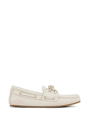 Gucci logo-plaque tie-fastening boat shoes - White