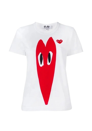 Comme Des Garçons Play T-shirt girocollo mezza manica in cotone di Comme Des Gar�ons Play. Colore bianco con stampa cuore rosso allungato e applica...