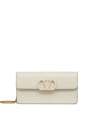 Valentino Garavani VLogo Signature grainy calfskin wallet with chain - Neutrals