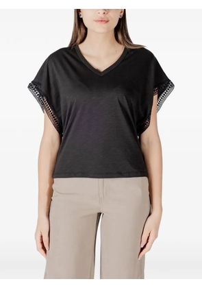 ICHI Iholya lace-trim V-neck T-shirt - Black