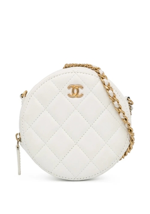 CHANEL Pre-Owned 2021 Quilted Lambskin Pearl Crush Round Clutch with Chain crossbody bag - White